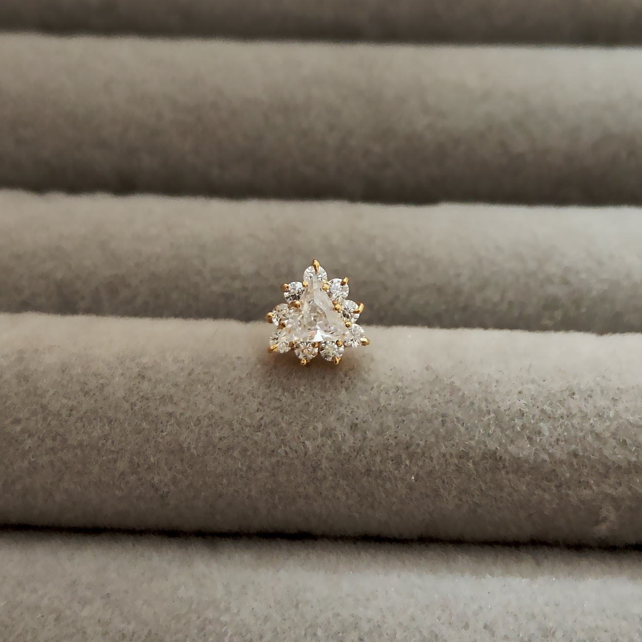 American Diamond 10 Stone Triangle Nosepin